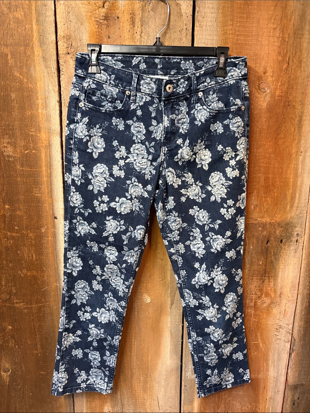Liz Claiborne floral denim capris Size 6 P Beautiful jeans! Vacation Pants